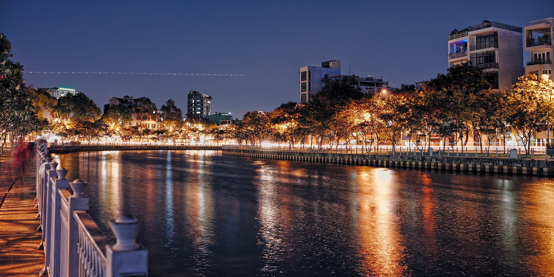 新定坊北面的饒祿–氏藝運河,入夜後的河岸。圖/Sketyl none,CC BY 2.0
