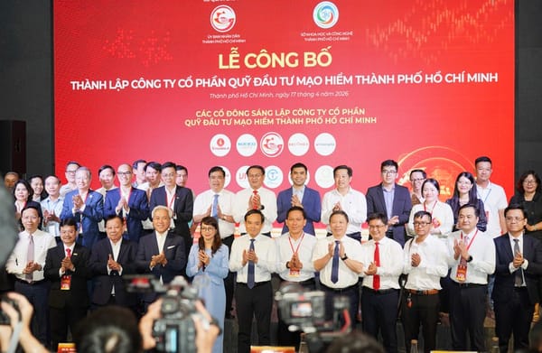 胡志明市首檔國家發起的創投基金 HCM VIF JSC 2026 年 4 月 17 日啟動儀式後，中央領導、市府、九家民間股東合影紀念（攝影 Minh Hoàng，Pháp Luật TP.HCM）