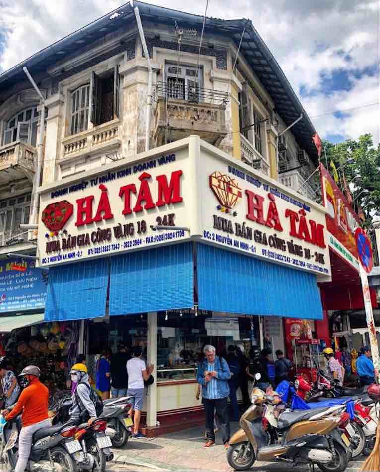 胡志明濱城 Hà Tâm 銀樓最近關門了，背景是越南 2026 年的外匯新法