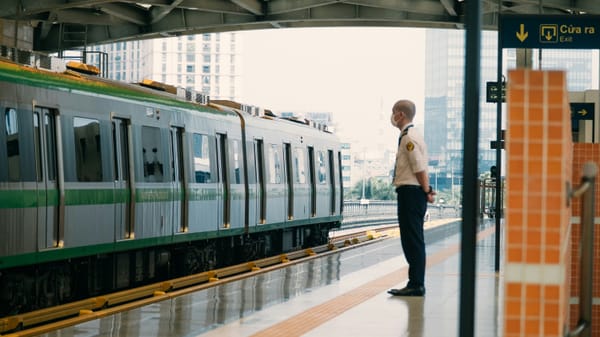 河內市區高架捷運軌道延伸向遠方的城市天際線
