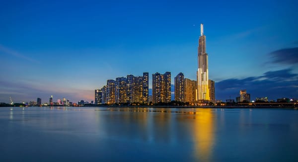 藍調時刻的胡志明市天際線，Landmark 81 大樓燈火倒映在西貢河上