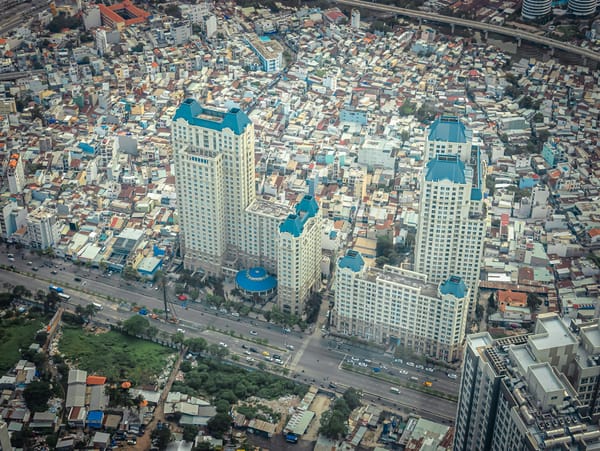 空拍胡志明市，商業建案高樓群從老城區低矮民宅間拔地而起