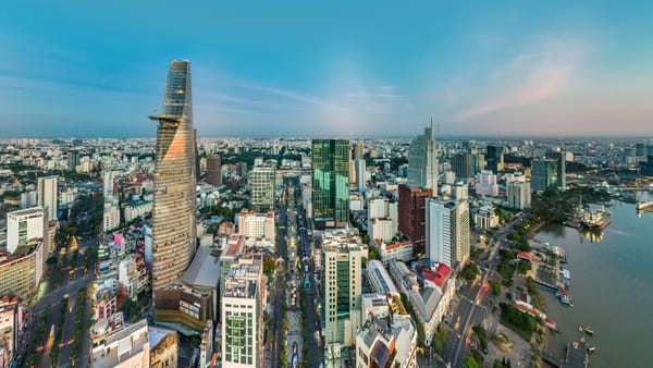 俯瞰胡志明市第一郡天際線，Bitexco 金融塔與西貢河碼頭，象徵越南上半年的經濟成長