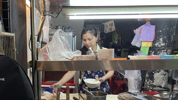 《左撇子女孩》劇照，陳秋柳飾演夜市麵攤的阿莉