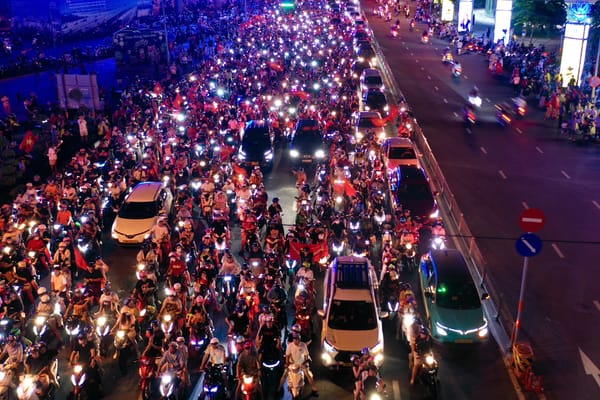 2026 年 8 月 22 日晚上，胡志明市街頭被慶祝越南擊敗泰國的機車車陣填滿（Ảnh: Dân trí）